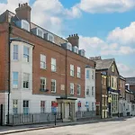 Pass The Keys A Luxurious Apartment With Secure Gated Parking
