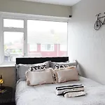 Westgate House - 5 Bedroom Newly Renovated House With Hot Tub & Private Parking