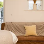 Spacious 3 Bedroom Apartment Free Parking!