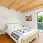 Contemporary Bolthole, Short Walk From City
