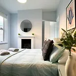 Stylish 3-Bedroom Home In Canterbury City-Centre - Superb Location!
