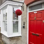 City Centre Luxury House - Garden Oasis, Kingsize Beds