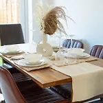 Modern Spacious House With Free Parking & Garden - Sleeps 6 - Perfect For Contractors & Families