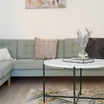 Modern Spacious House With Free Parking & Garden - Sleeps 6 - Perfect For Contractors & Families