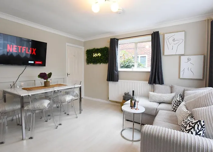 Westgate House - 5 Bedroom Newly Renovated House With Hot Tub & Private Parking
