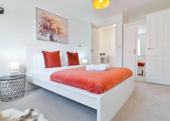 Modern Spacious House With Free Parking & Garden - Sleeps 6 - Perfect For Contractors & Families