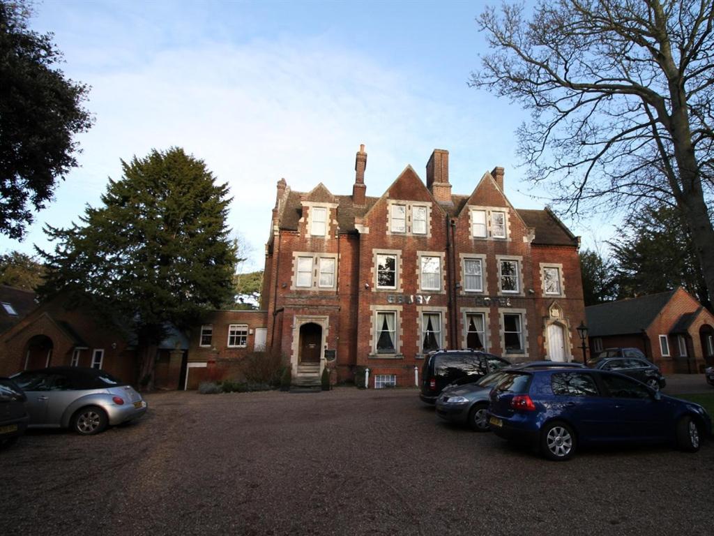 And Apartment's 3* Canterbury