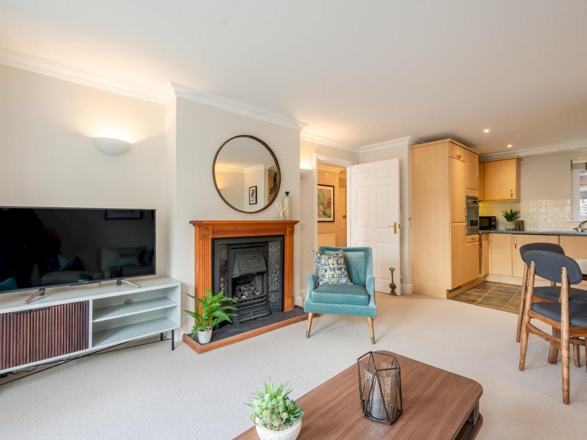Apartment Pass The Keys A Luxurious With Secure Gated Parking *