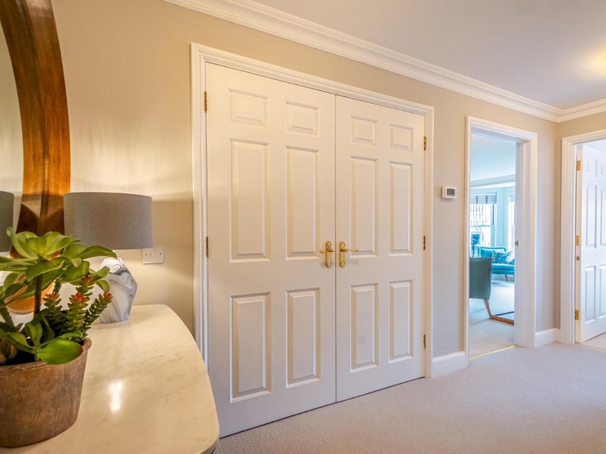 Pass The Keys A Luxurious With Secure Gated Parking