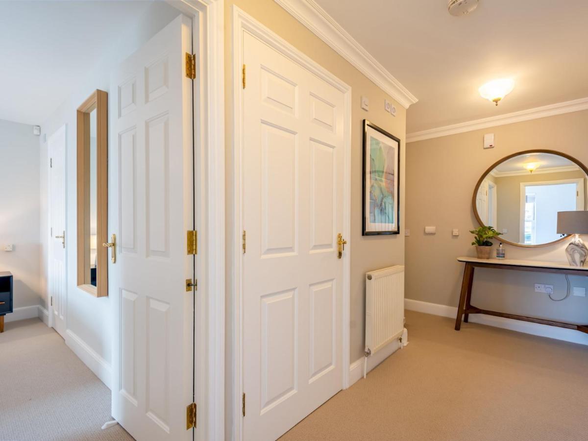 Pass The Keys A Luxurious With Secure Gated Parking *