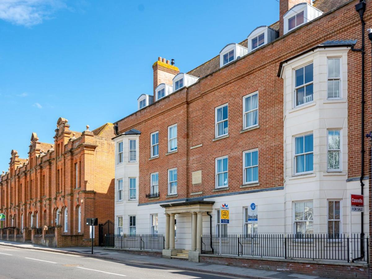 Pass The Keys A Luxurious With Secure Gated Parking Apartment *
