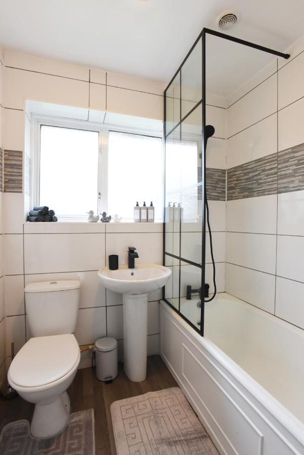 Westgate House - 5 Bedroom Newly Renovated House With Hot Tub & Private Parking Apartment *