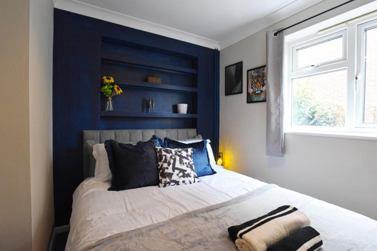 Westgate House - 5 Bedroom Newly Renovated House With Hot Tub & Private Parking Apartment