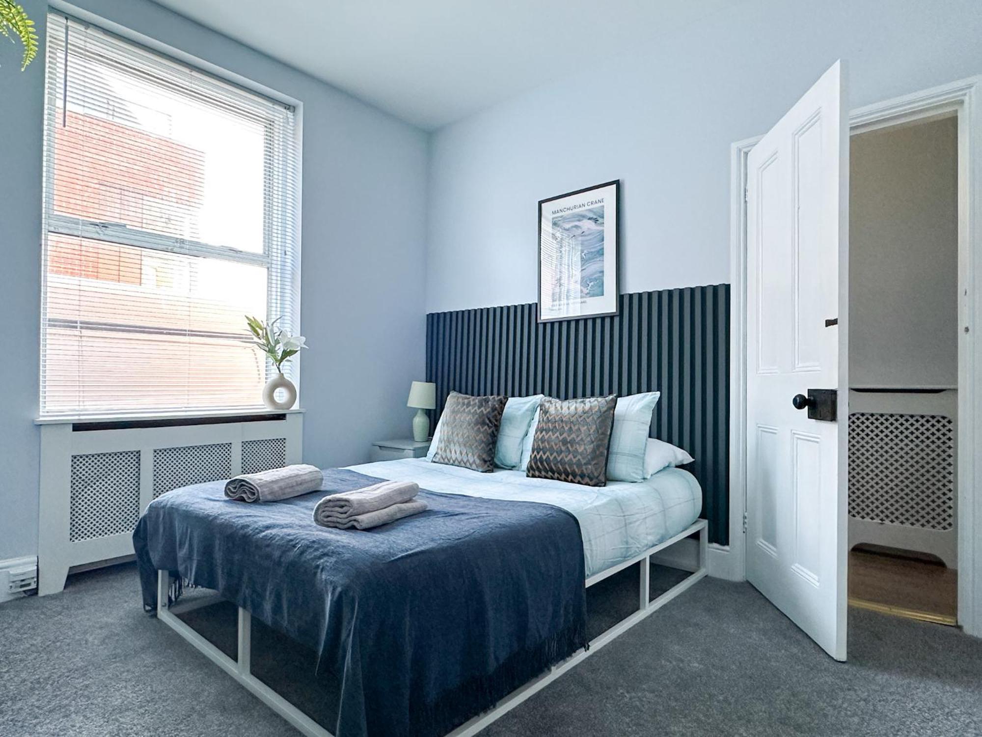 Stylish 3-bedroom In City-centre - Superb Location! Holiday home Canterbury
