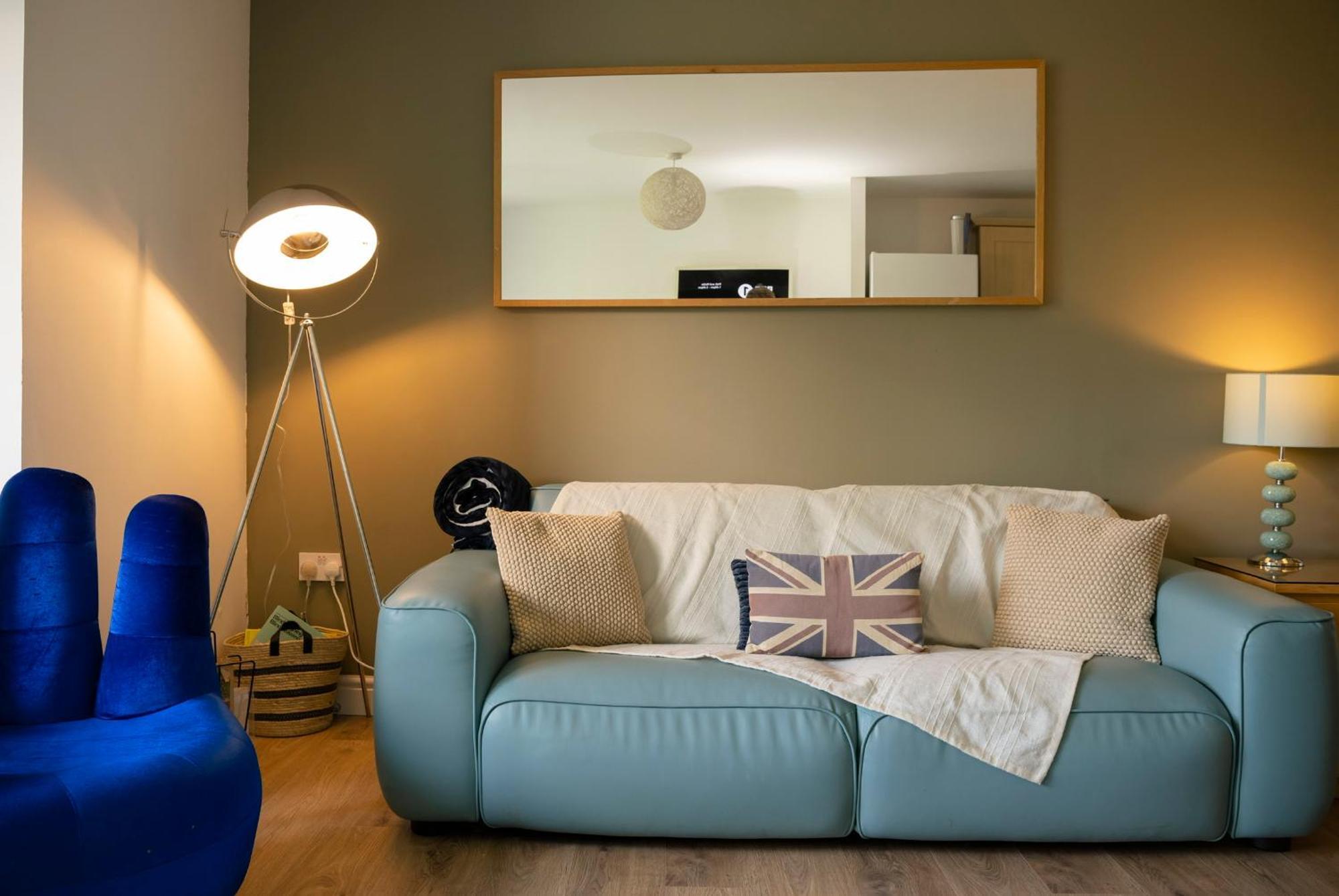 Spacious 3 Bedroom Free Parking! Canterbury
