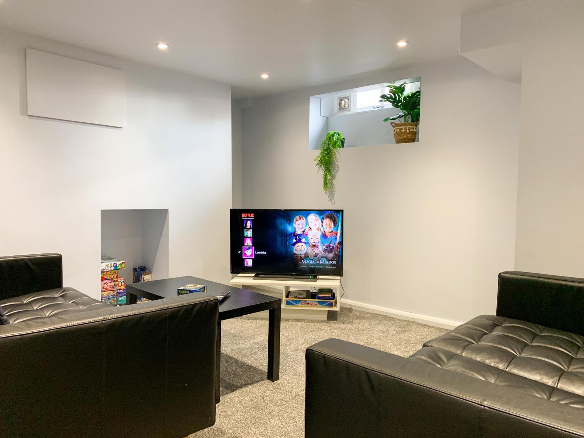 Stylish 3-bedroom In City-centre - Superb Location! Holiday home