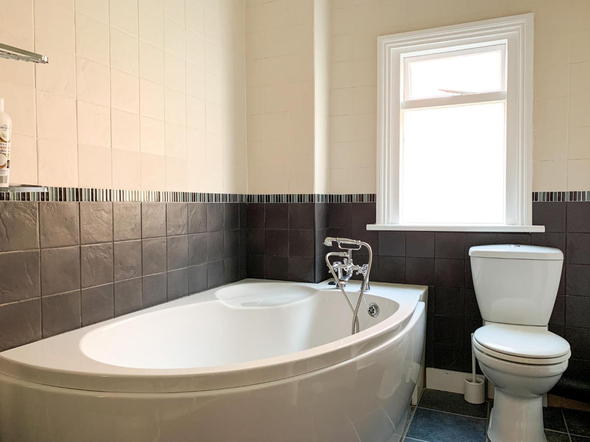 Stylish 3-bedroom In City-centre - Superb Location! *