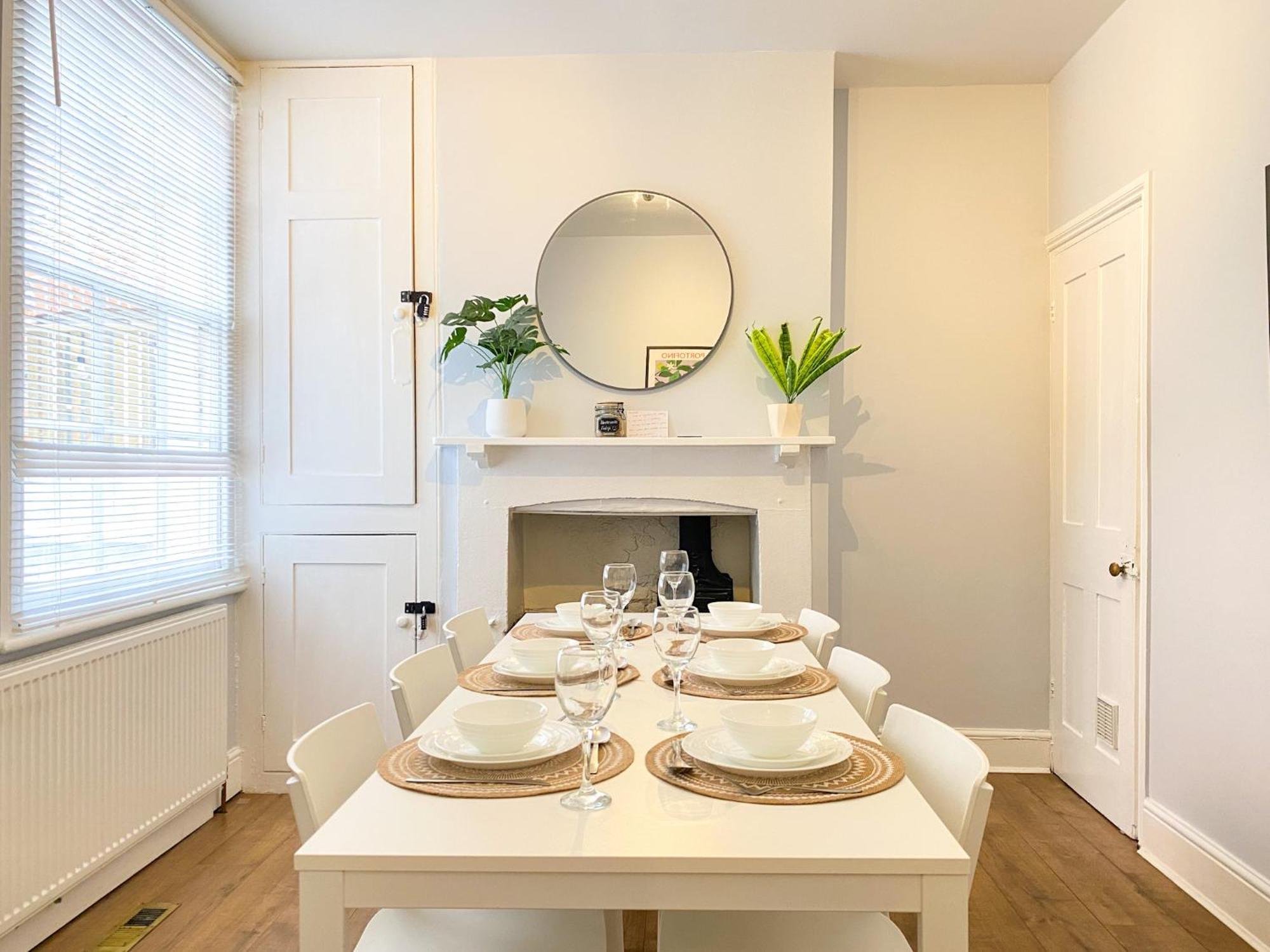 Stylish 3-bedroom In City-centre - Superb Location! Holiday home Canterbury