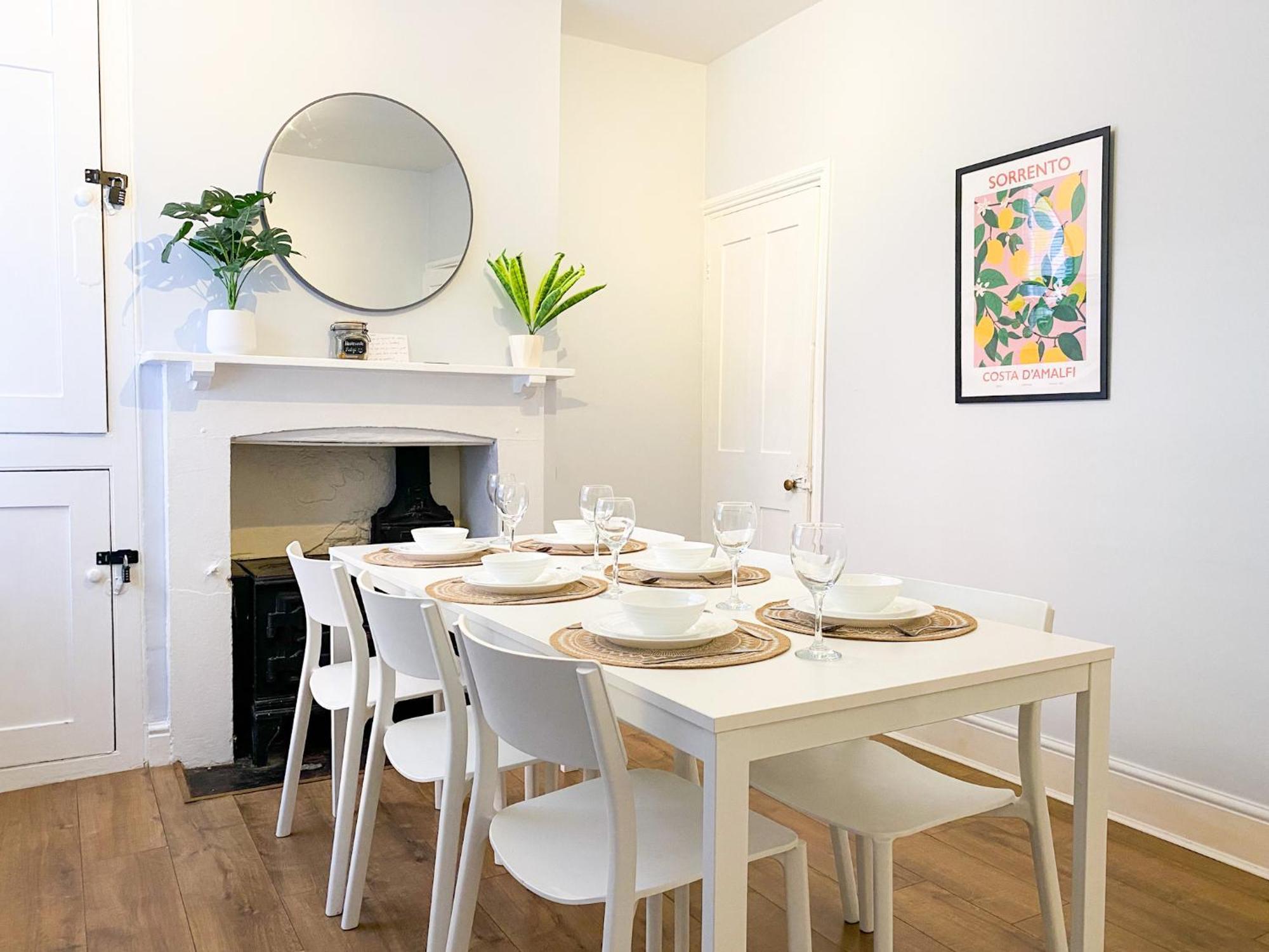 Holiday home Stylish 3-bedroom In City-centre - Superb Location! *