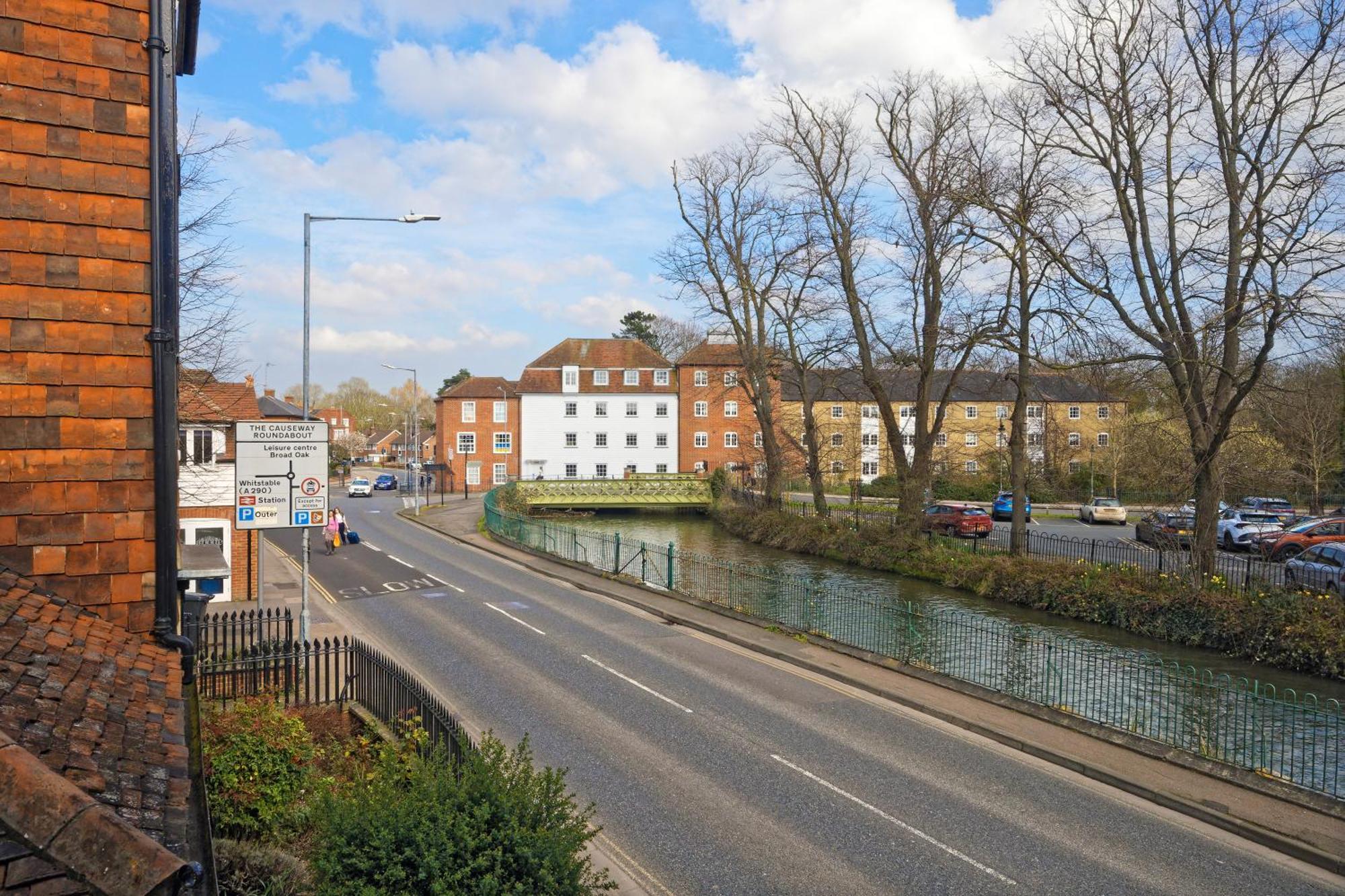 Centre Riverside Retreat