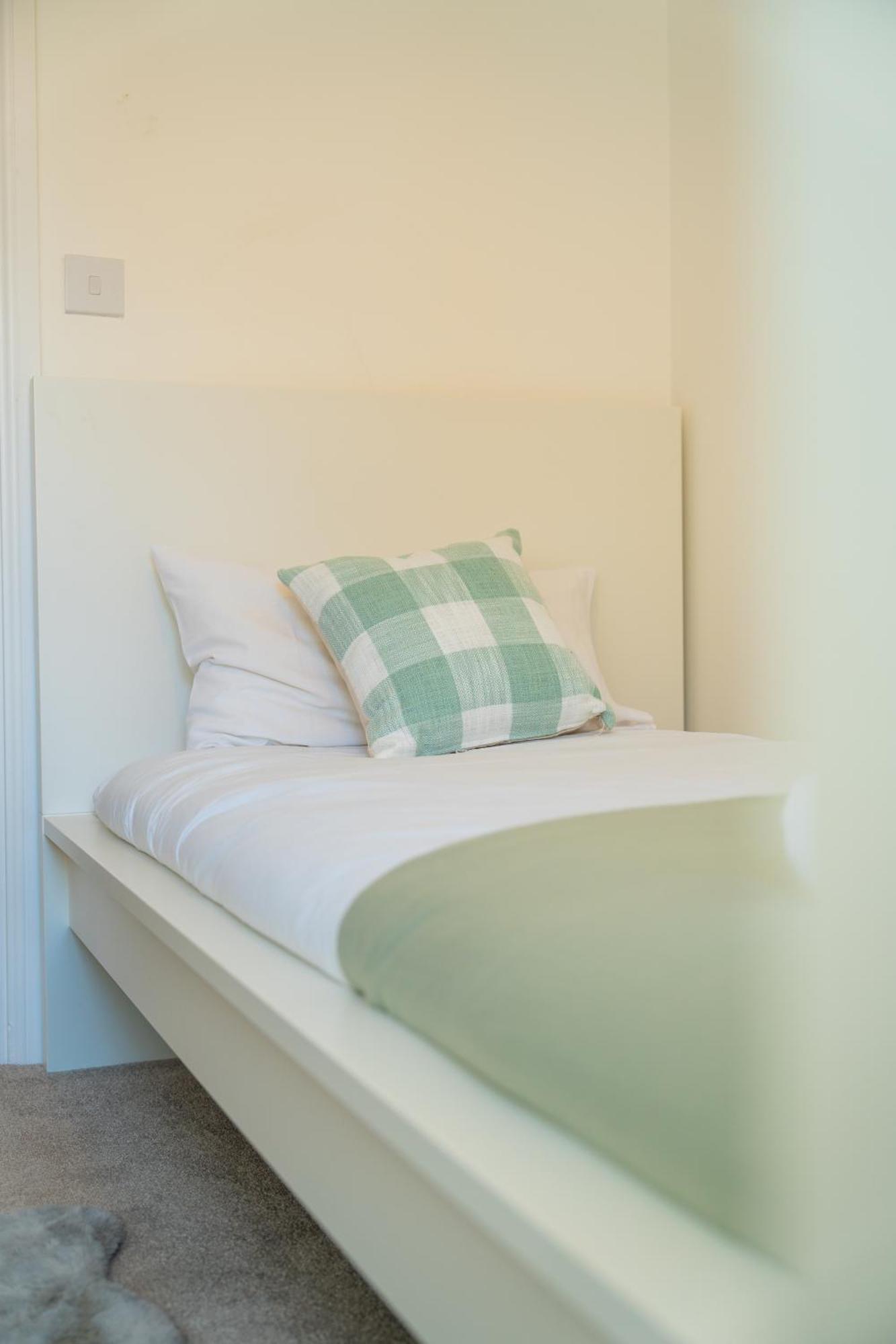 Modern Spacious House With Free Parking & Garden - Sleeps 6 - Perfect For Contractors & Families Casa de férias Canterbury