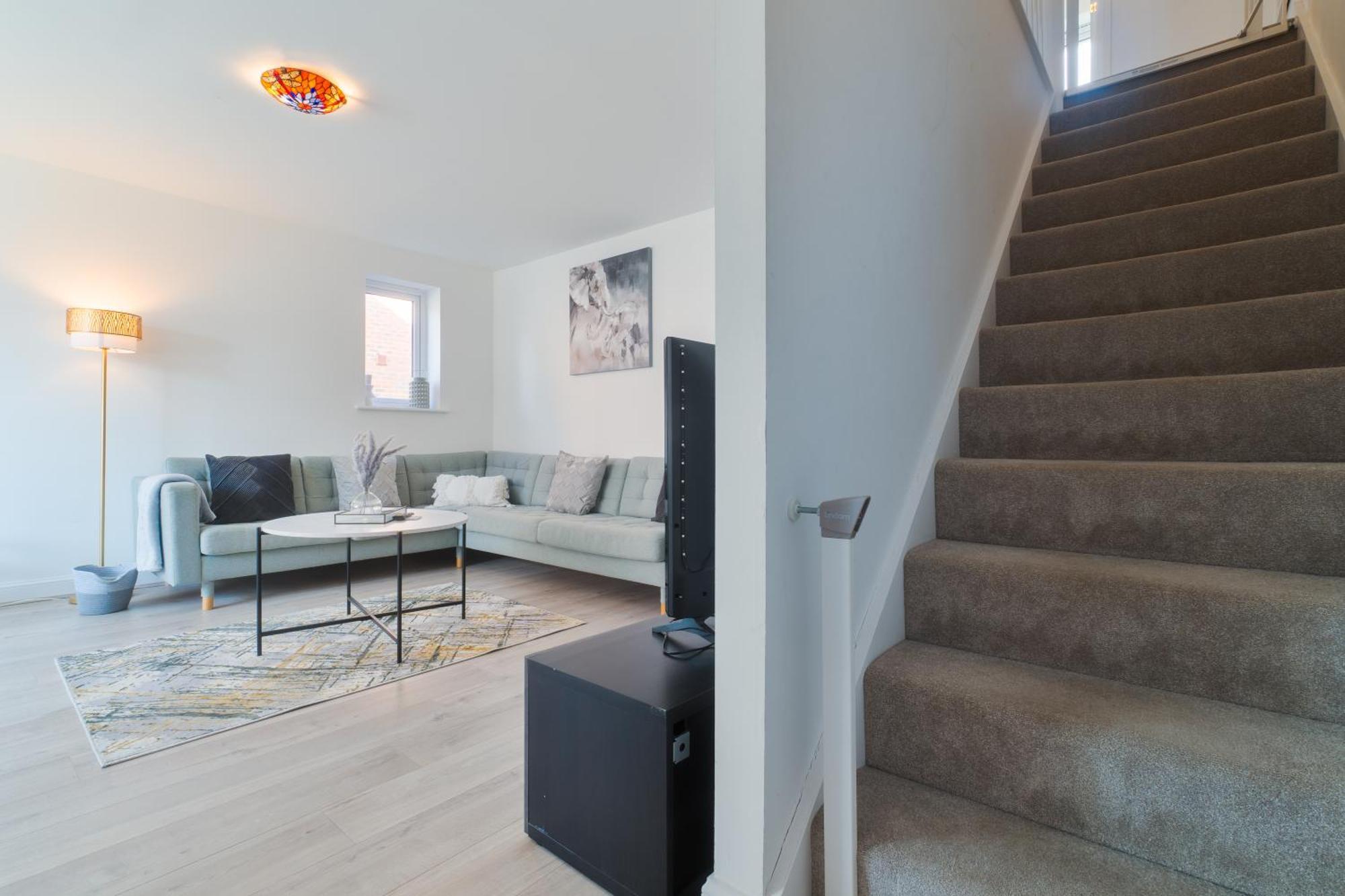 Modern Spacious House With Free Parking & Garden - Sleeps 6 - Perfect For Contractors & Families Casa de férias *