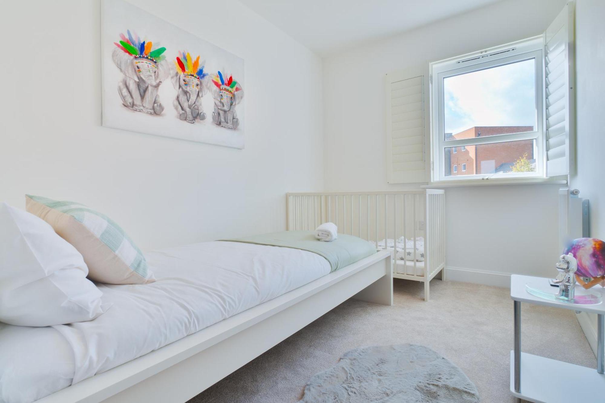 Modern Spacious House With Free Parking & Garden - Sleeps 6 - Perfect For Contractors & Families