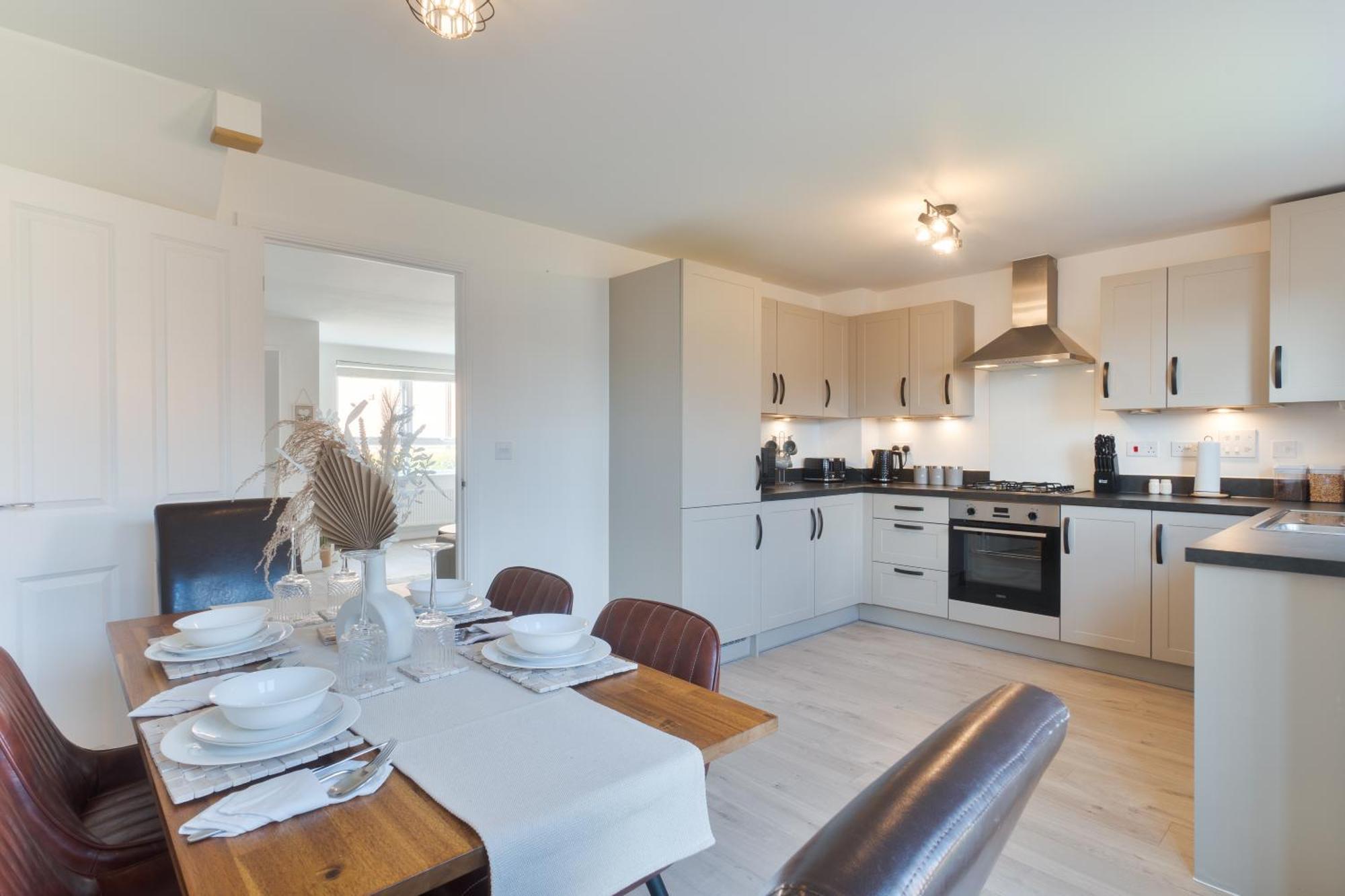 Modern Spacious House With Free Parking & Garden - Sleeps 6 - Perfect For Contractors & Families Casa de férias