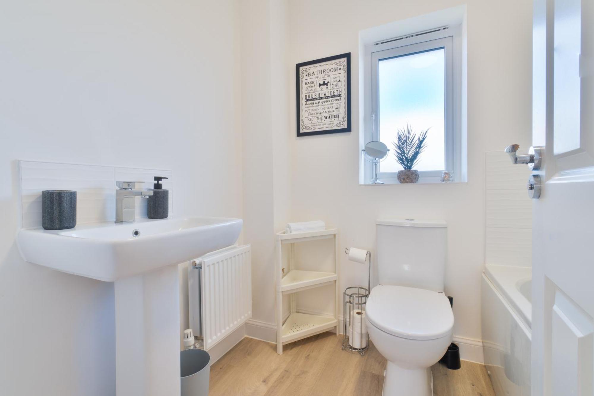 Casa de férias Modern Spacious House With Free Parking & Garden - Sleeps 6 - Perfect For Contractors & Families
