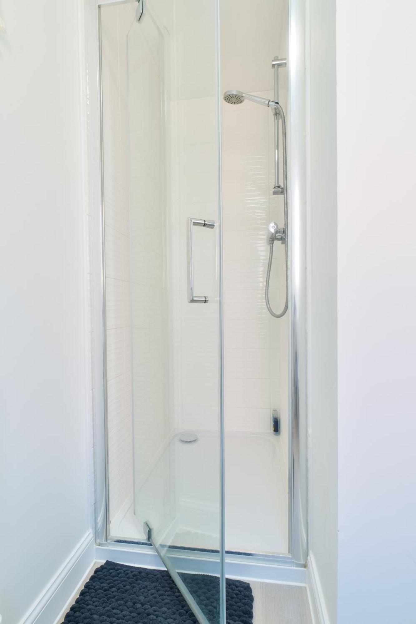 Modern Spacious House With Free Parking & Garden - Sleeps 6 - Perfect For Contractors & Families Casa de férias Canterbury