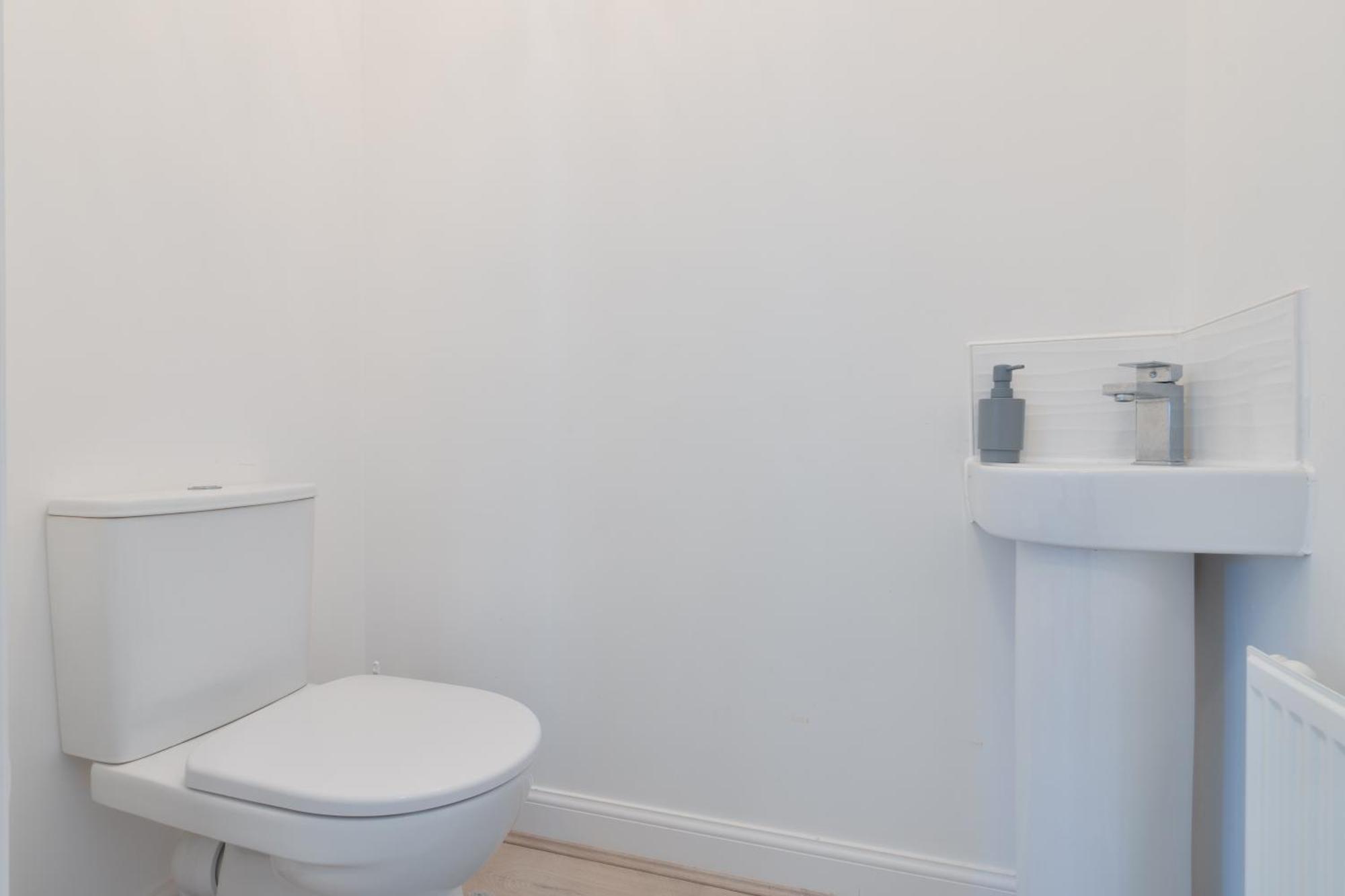 Modern Spacious House With Free Parking & Garden - Sleeps 6 - Perfect For Contractors & Families Canterbury