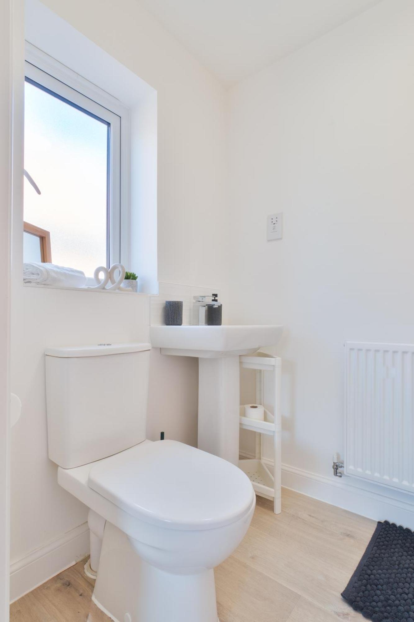 Casa de férias Modern Spacious House With Free Parking & Garden - Sleeps 6 - Perfect For Contractors & Families