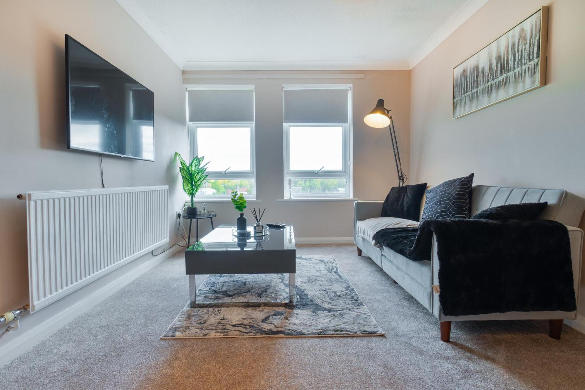 Trendy With Free Parking - Perfect For Contractors And Families