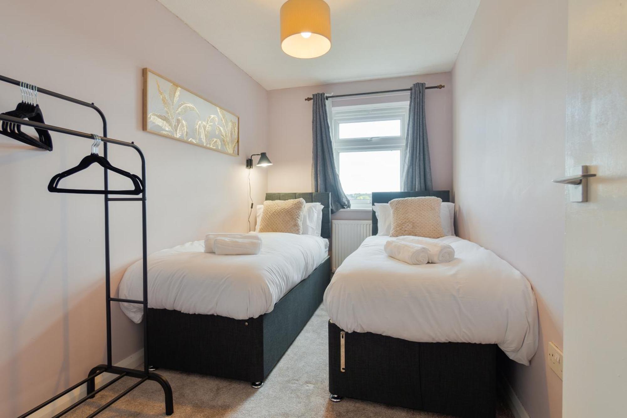 Trendy With Free Parking - Perfect For Contractors And Families Apartment *