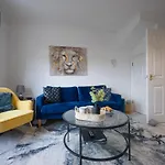 The Copperfield - Modern 4 Bed House With Parking