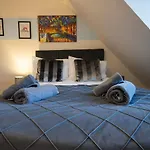 The Copperfield - Modern 4 Bed House With Parking