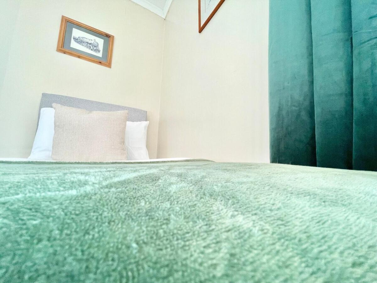 Near Centre Greta For Families, Contractors Or Holidays! Sleeps 5 *